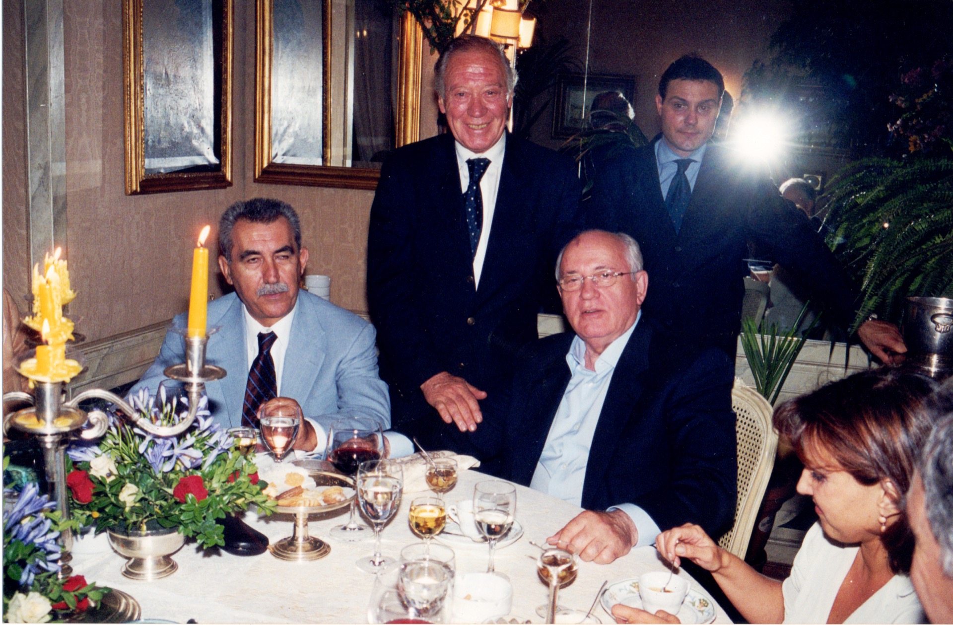 Il Ristorante Camponeschi si trova in un palazzo del '600, gli arredi in stile rinascimentale impreziositi da dipinti di Arte Moderna emanano mistero ed eleganza. Sette sale magnificamente curate dall'Architetto Marina Camponeschi dove ogni lussuoso dettaglio è ricercato per dare all'ospite una sensazione di intimità da salotto esclusivo.